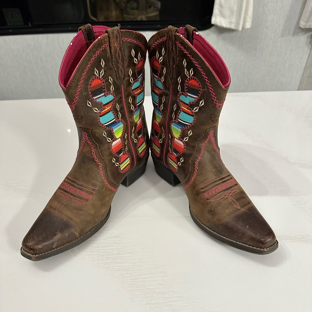 Size 6 Ariat boots